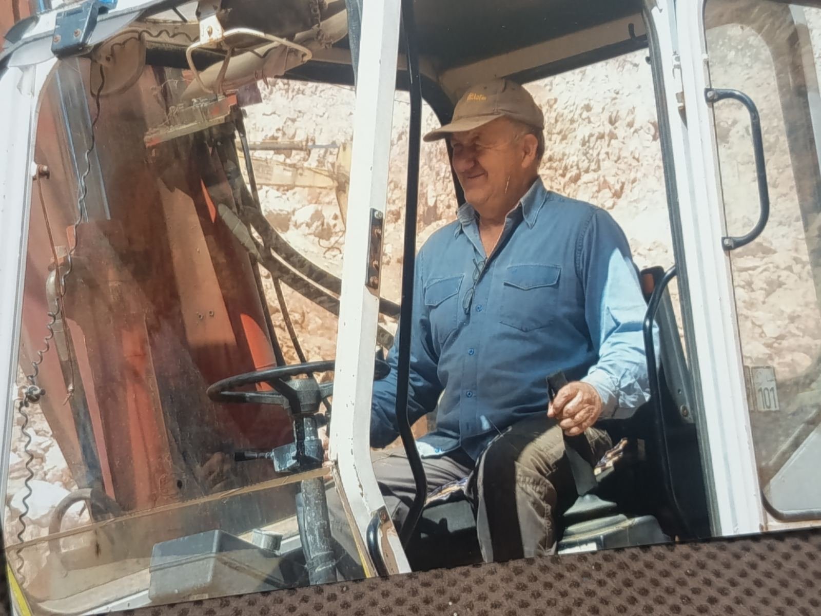 Χειριστής στην καμπίνα του μηχανήματος, εν ώρα εργασίας