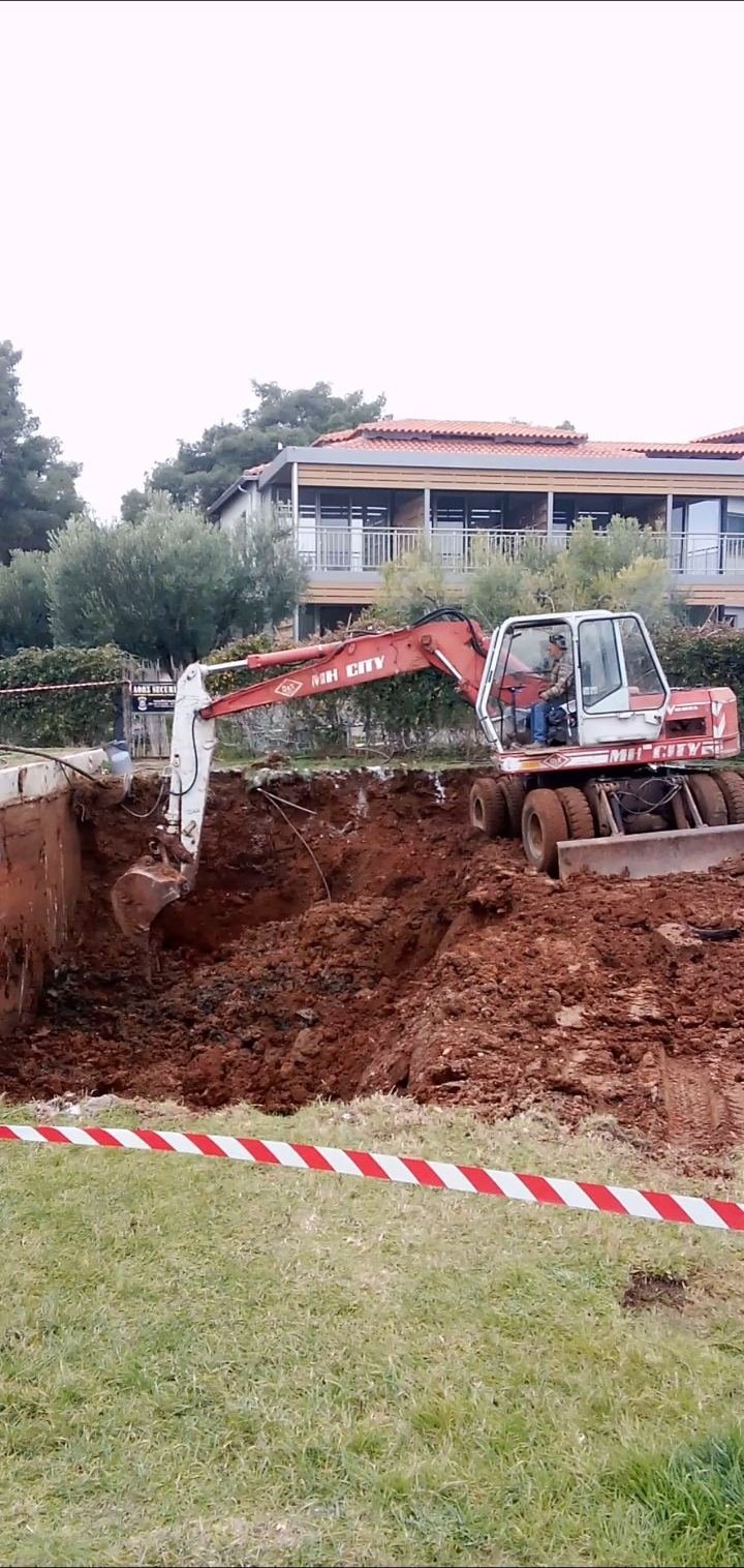 Εκσκαφέας ανοίγει βαθιά εκσκαφή δίπλα σε κατοικία